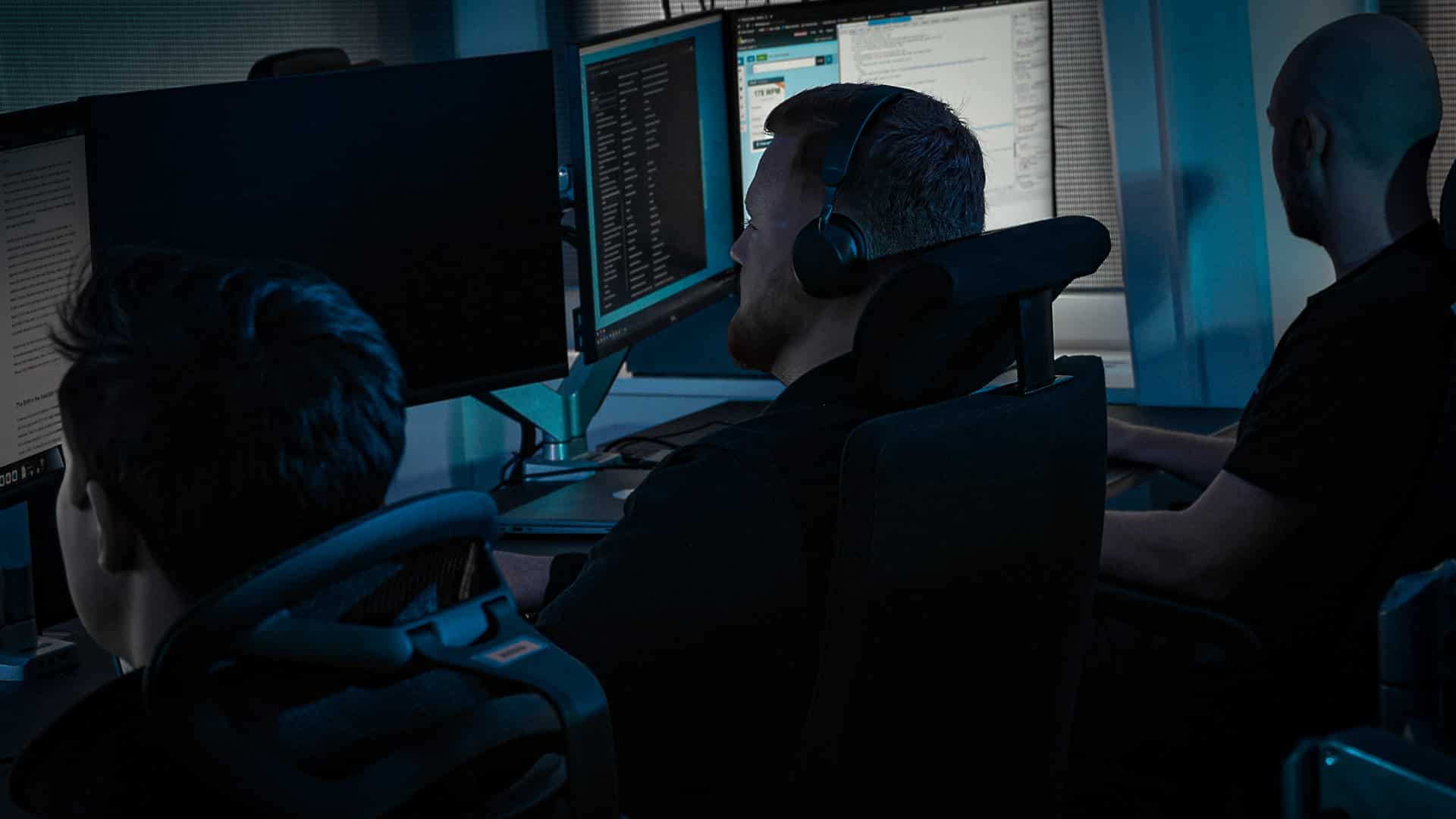 Skydda din verksamhet från cyberattacker. Att ta hjälp av konsulter som bevakar dina system 24/7 gör att du som bolag är säker på att ni har ett fullt skydd.
